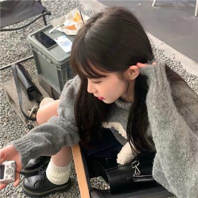 濠河边上的女人